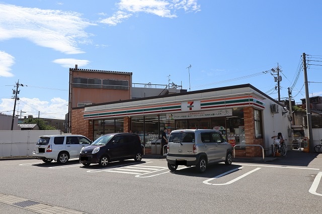 コンビニ　セブンイレブン（コンビニ）まで738m