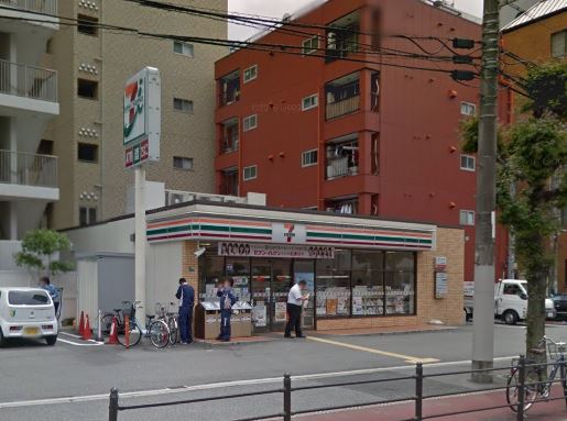 コンビニ　セブン‐イレブン（コンビニ）まで300m
