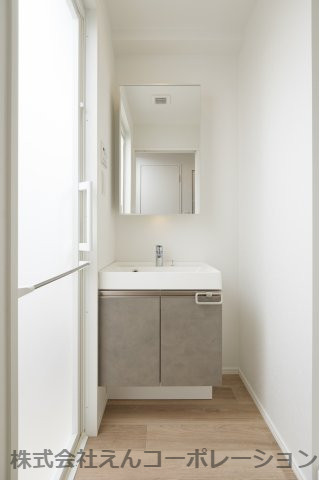 洗面設備　画像の反転タイプになります。