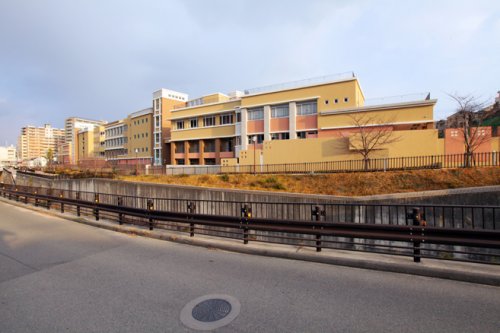 小学校　夢野の丘小学校（小学校）まで819m
