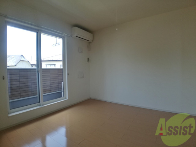 居室・リビング　ピカピカのフローリングが清潔感がありますね。