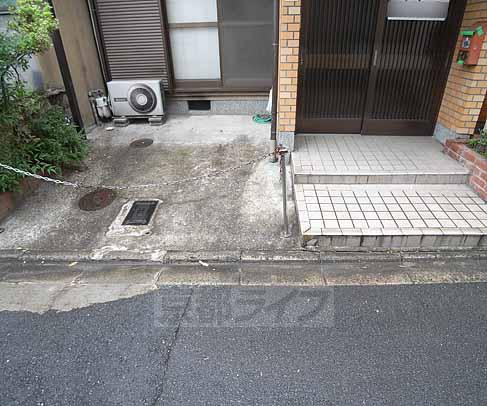 エントランス　軽なら置けるかも。