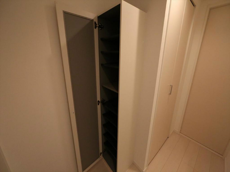 玄関　玄関　シューズボックス付（収納充実してます）