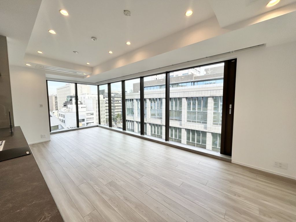 居室・リビング　東/北の角住戸、床暖房あり