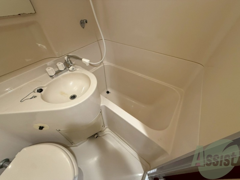 バス・シャワールーム　浴室は肩まで浸かれるくらいの広さがありました。