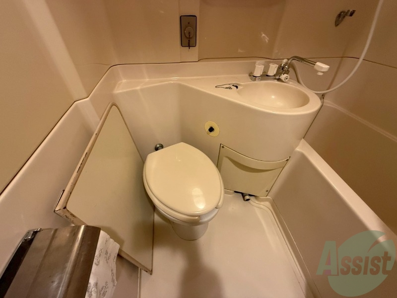 トイレ　お手洗いはバストイレ共同になります。掃除も楽ちんですね。