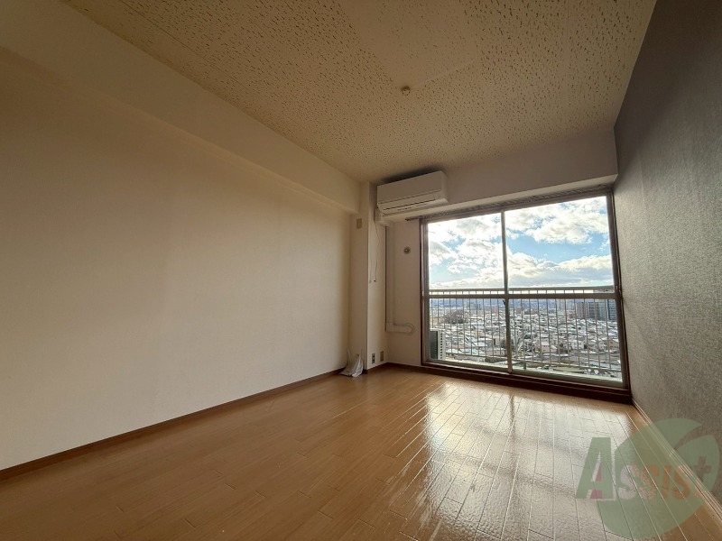 居室・リビング　リビングは６帖の洋室です。広々していてリラックスできますね。