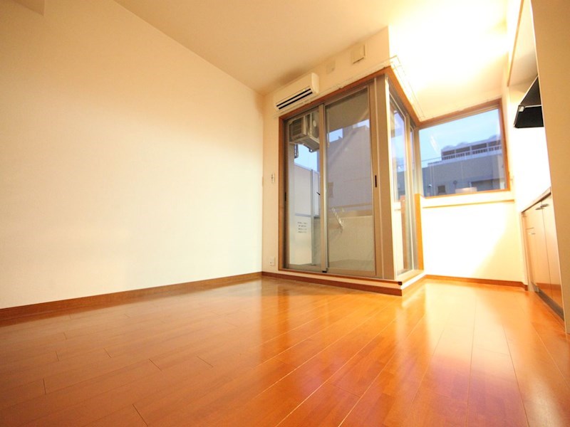 バルコニー　洋室8.6帖　エアコン完備　クローゼット付　バルコニー