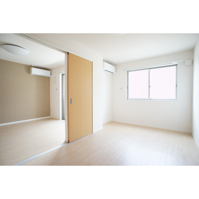 居室・リビング　高い天井の室内で随所に気遣いを感じます