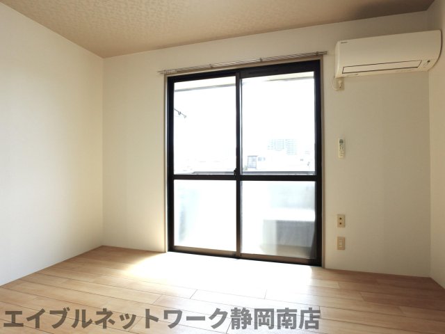 居室・リビング　こちらの居間で趣味の時間をお楽しみください