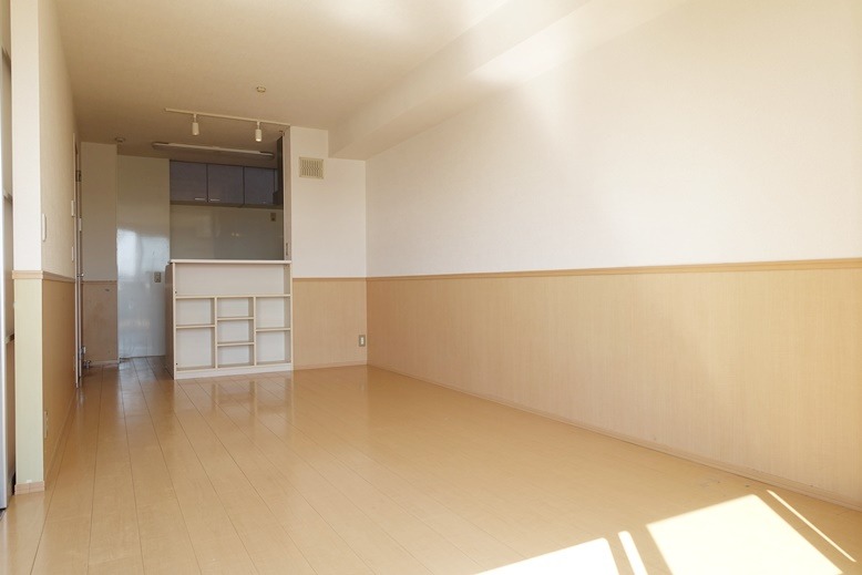 居室・リビング　南バルコニーに面した明るく開放的なリビング♪