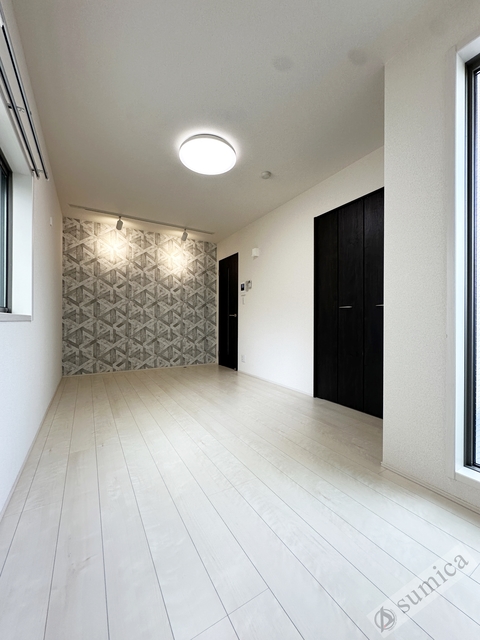 居室・リビング　アクセントクロスがオシャレを演出♪♪