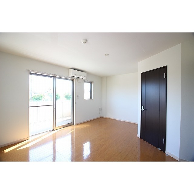 居室・リビング　同タイプ他部屋の写真になります。