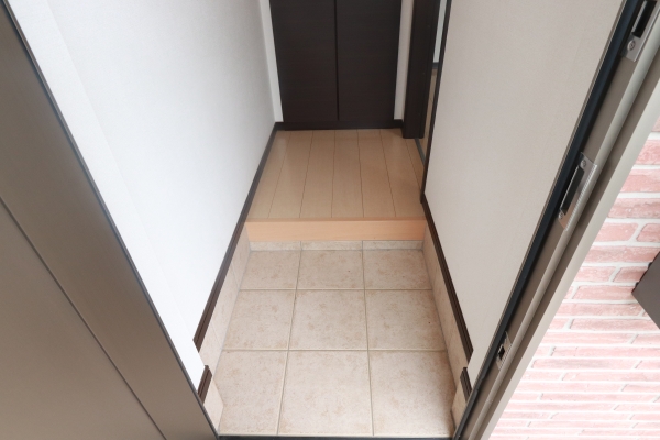 玄関　玄関を入るとホールがあります