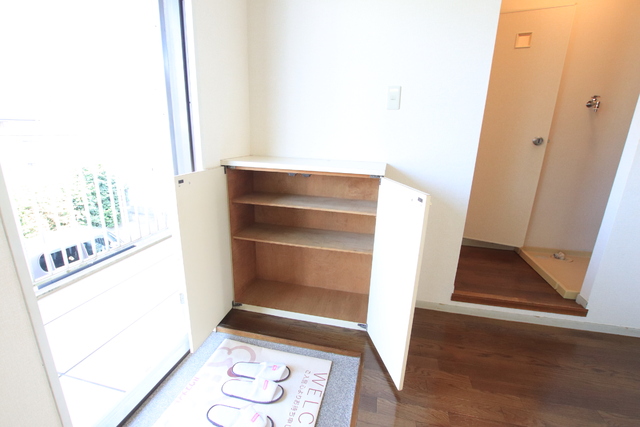 玄関　大事な靴は下駄箱へ。