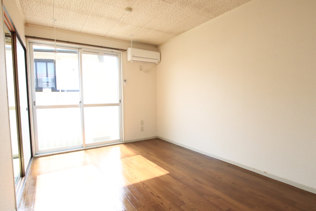 居室・リビング　日当たり良好の室内です。