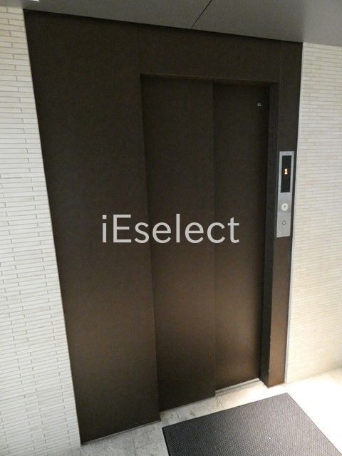 玄関　エレベーター付き。