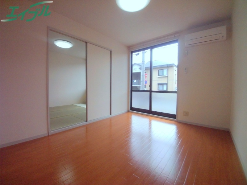 居室・リビング　同物件別部屋写真