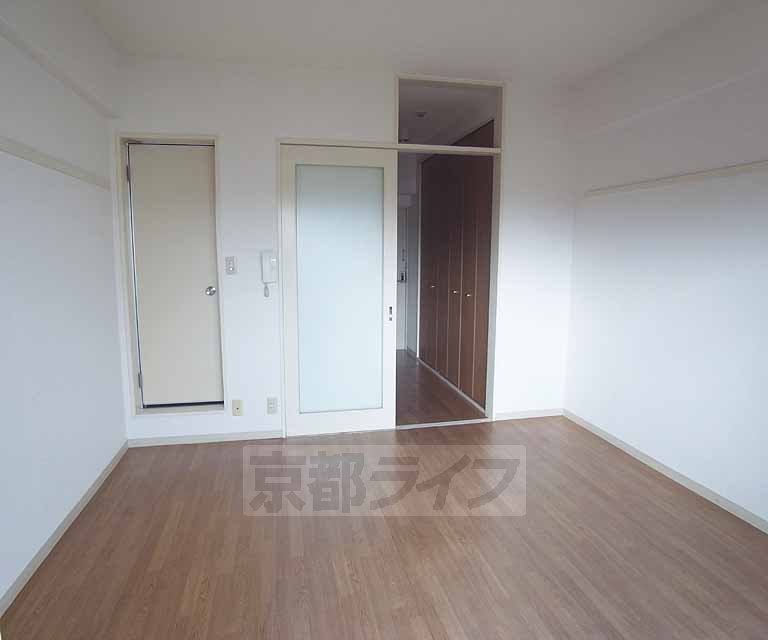 居室・リビング　スッキリとした洋室です。