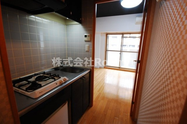 キッチン　明るい色調の室内です