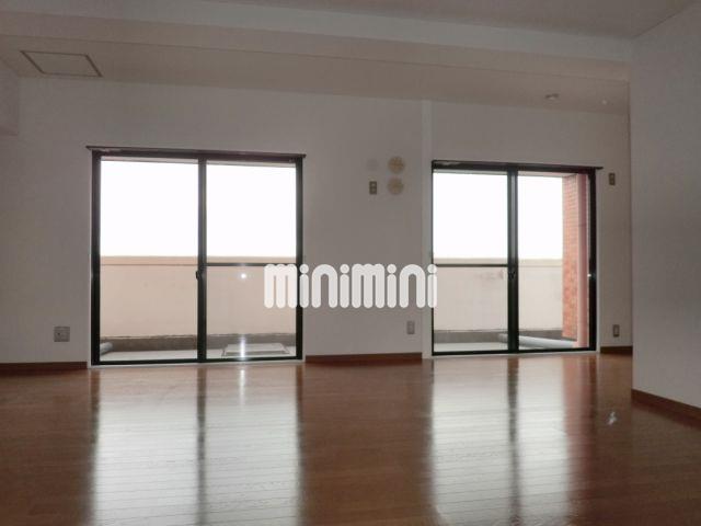 居室・リビング　窓が多く、通風、採光良好です。