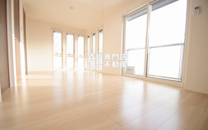 居室・リビング　窓が沢山ありとても明るいお部屋♪