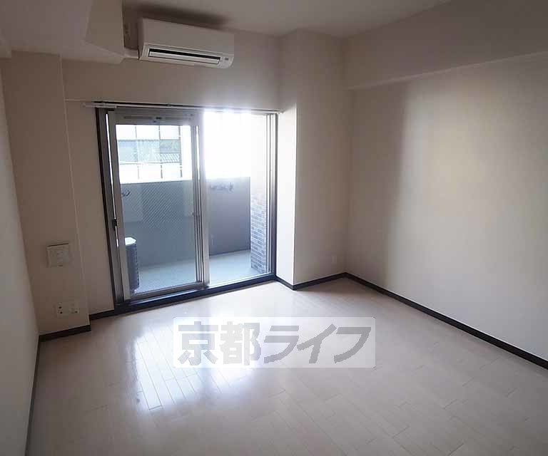 居室・リビング　天井が高く開放感のあるお部屋です。