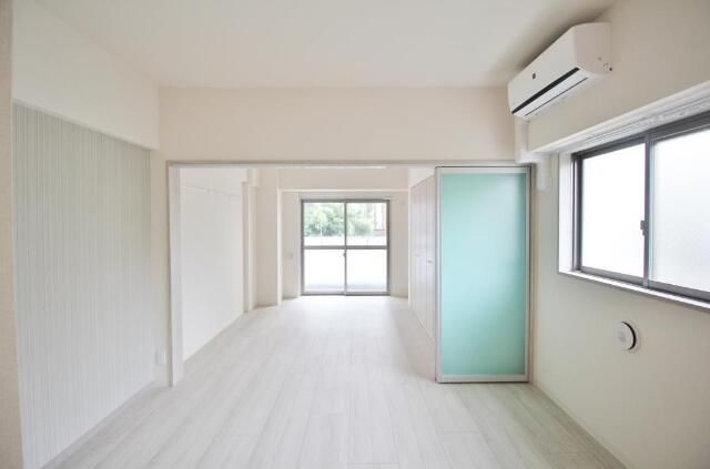 居室・リビング　こちらのリビングで趣味の時間をお楽しみください