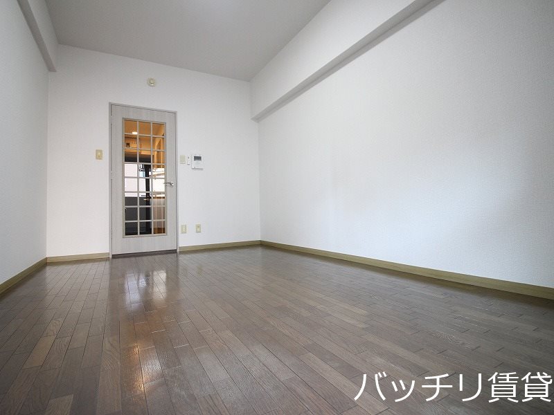 居室・リビング　別号室タイプの為、現状を優先致します。