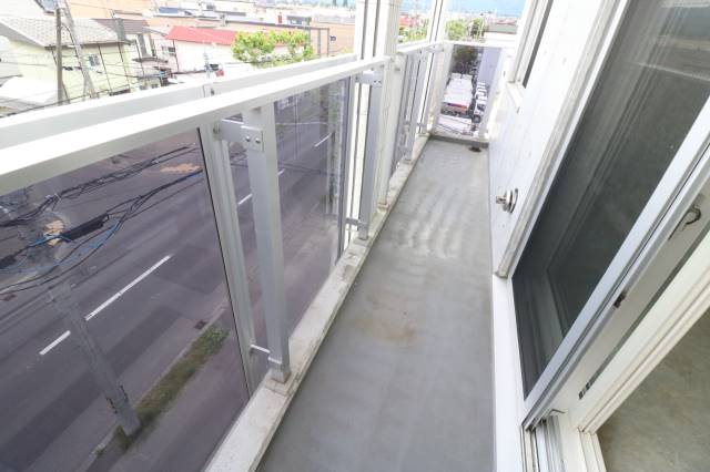 バルコニー　天気のよい日は外干し可能♪