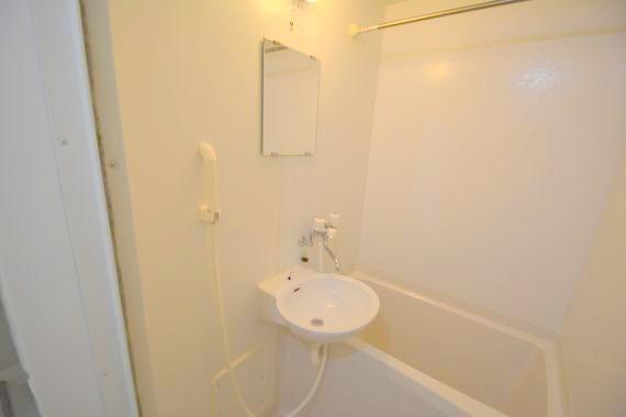 洗面設備　洗面台はバスルーム内です。