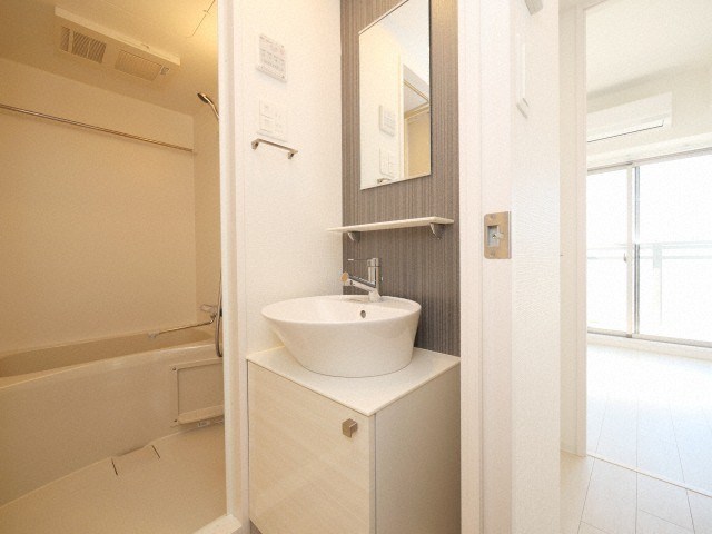 洗面設備　明るい洗面所です