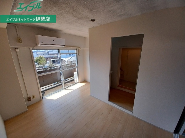 居室・リビング　同物件別部屋の写真