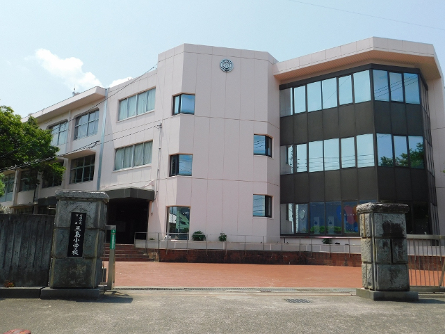 小学校　四国中央市立三島小学校（小学校）まで476m