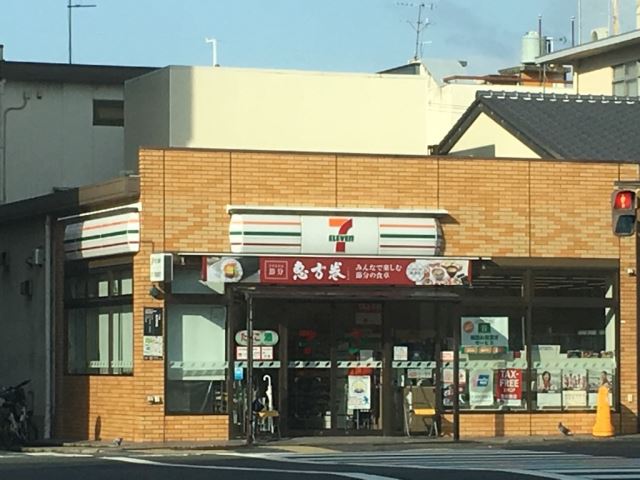 コンビニ　セブンイレブン（コンビニ）（コンビニ）まで310m