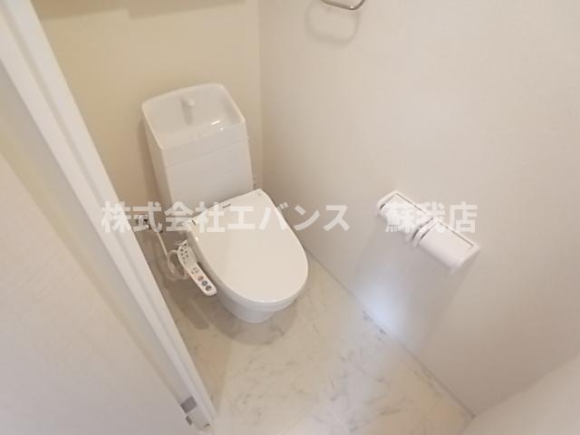 トイレ　清潔感のある温水洗浄便座付トイレです