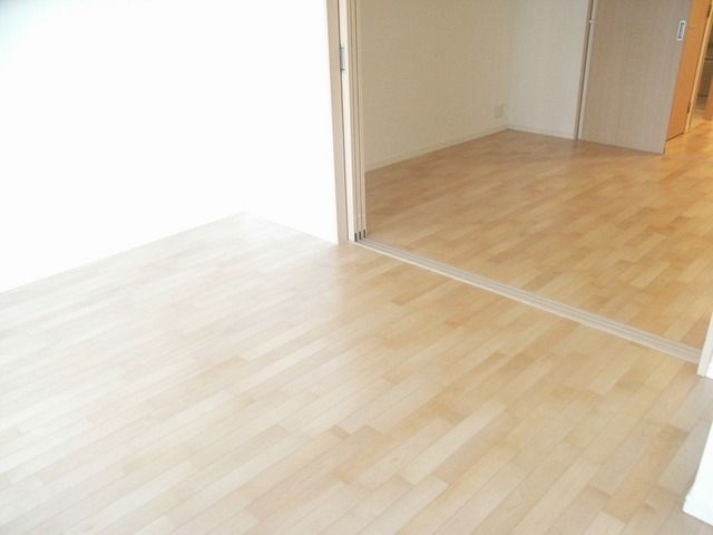 居室・リビング　清潔感のあるフローリング