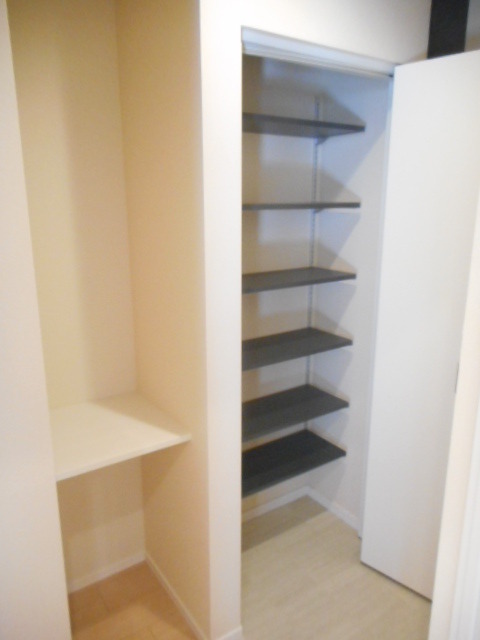 玄関　玄関前に大きめの下駄箱完備