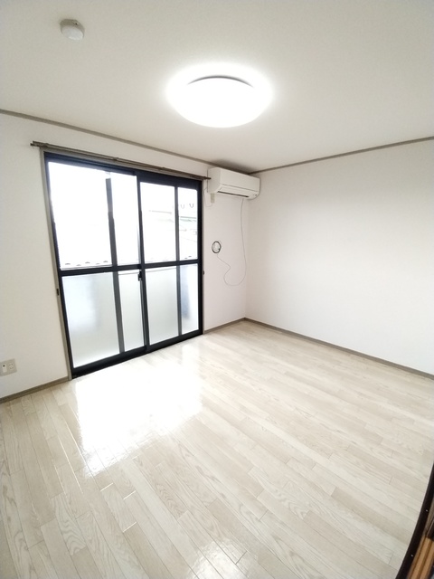 居室・リビング　ＤＫの隣にある洋室６帖