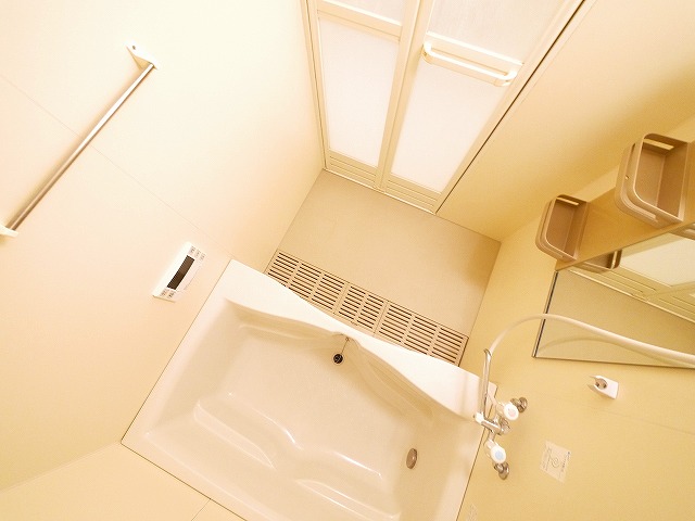 バス・シャワールーム　こちらの居間で趣味の時間をお楽しみください