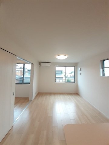 居室・リビング　【サイドポート】こちらのリビングで趣味の時間をお楽しみくださ