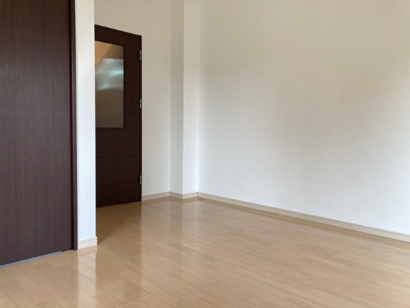 居室・リビング　家具の配置がしやすいシンプルなデザインの生活空間です