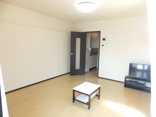 居室・リビング　★テーブルや照明もあってすぐに生活できます★