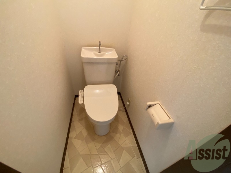 トイレ　ウォシュレット機能がついているので安心ですね。