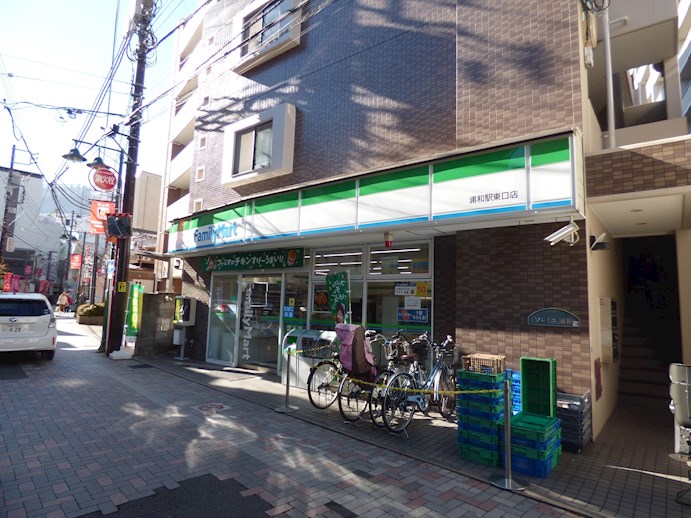 コンビニ　ファミリーマート 浦和駅東口店（コンビニ）まで591m
