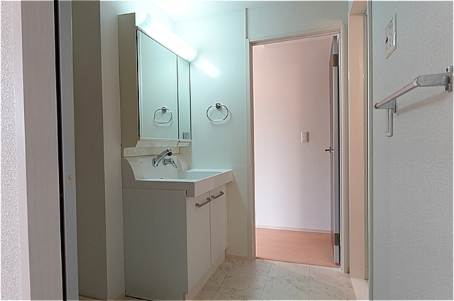 洗面設備　ＬＤＫと廊下から出入りできる洗面室