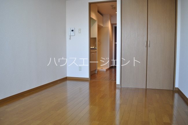 居室・リビング　８帖の広いお部屋です。※参考写真は別号室