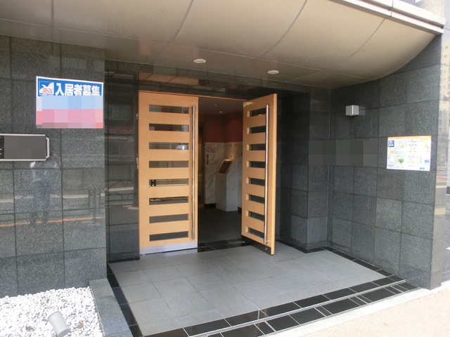エントランス　重厚感のあるエントランスです☆