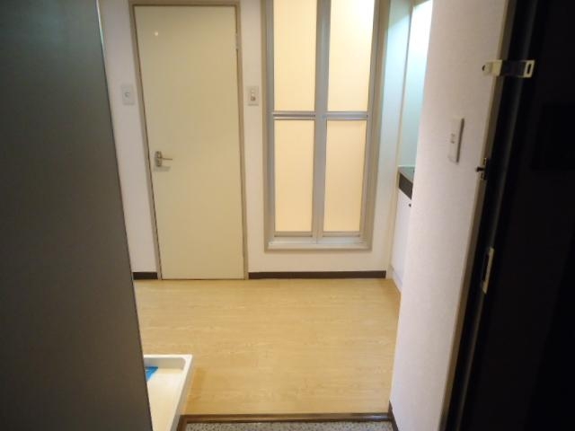 玄関　静閑で、豊かな暮らしの環境に恵まれています