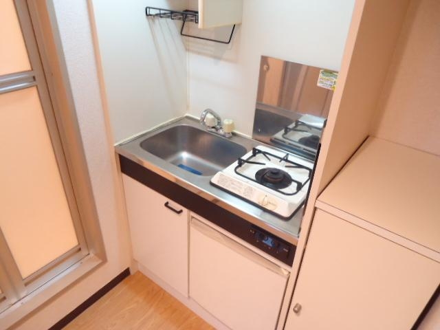 キッチン　一人暮らしにピッタリサイズ掃除もらくらくです。